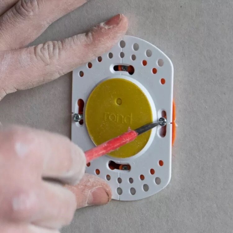 ROND 2.0 stopcontact inbouw type E socket penaarding penaarde Belgie Frankrijk afmetingen - rond io De Oude Schakelaar