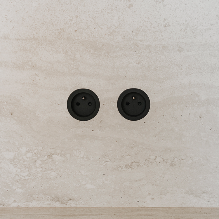ROND 2.0 stopcontact zwart aluminium inbouw type E socket penaarde penaarding Belgie Frankrijk afmetingen - rond io De Oude Sch