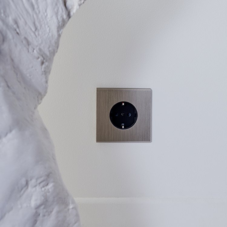 MODELEC stopcontact geborsteld staal - Randaarde - Nederland