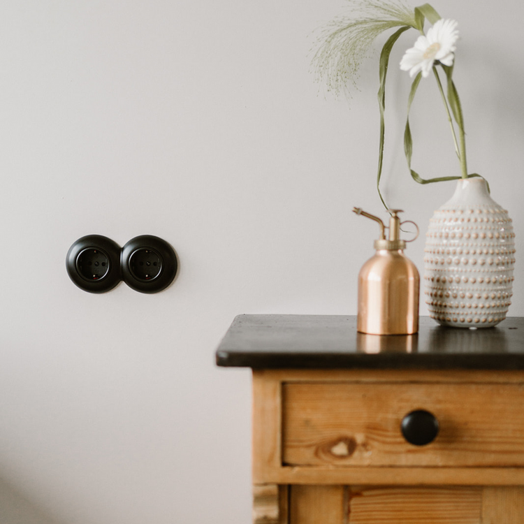 2-voudig stopcontact mat zwart inbouw rond 80 mm