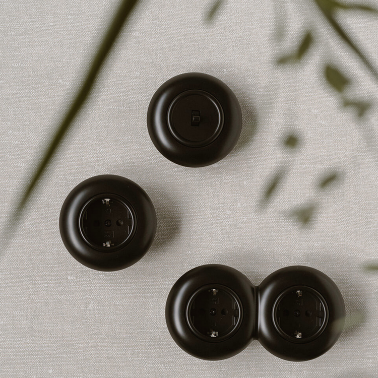 2-voudig stopcontact mat zwart inbouw rond 80 mm