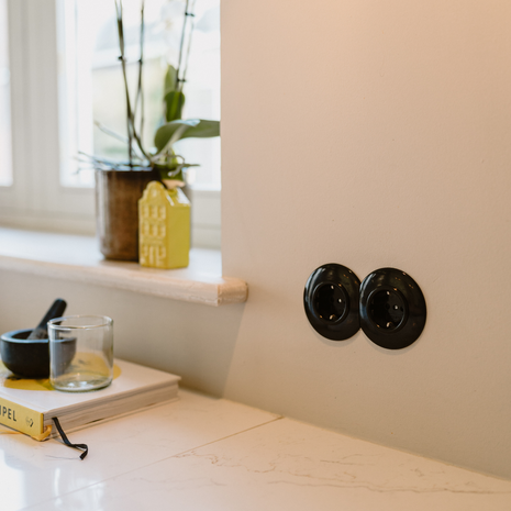 2-voudig stopcontact zwart bakeliet inbouw rond