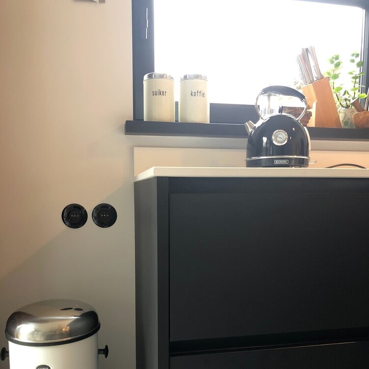 Bakeliet schakelmateriaal rond in de kleur zwart met ronde afdekramen.jpg