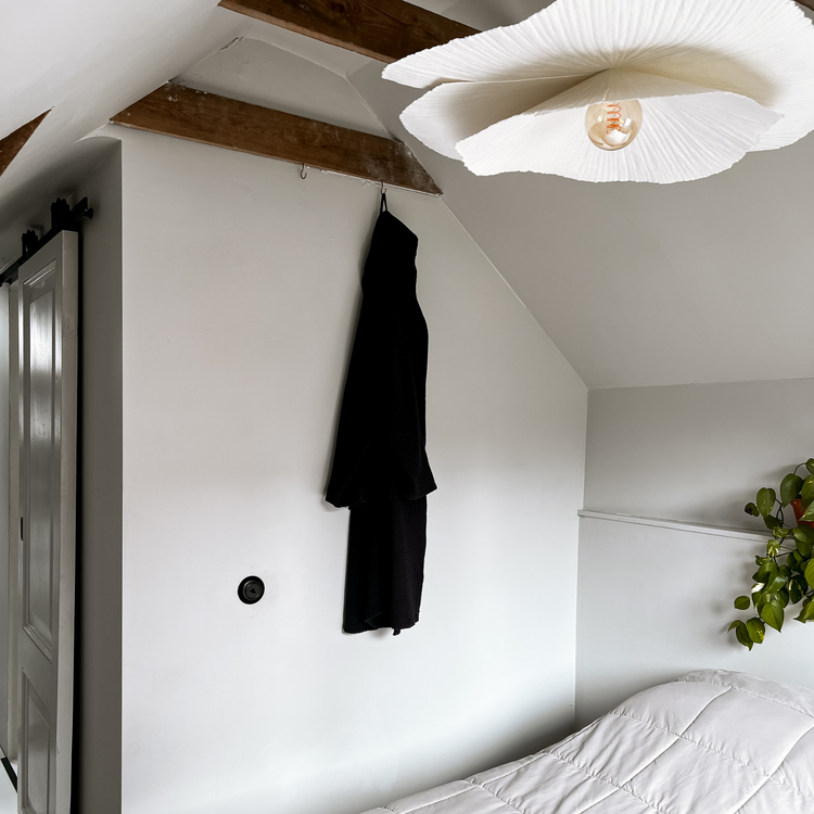 Rond mat zwarte dimmer in interieur slaapkamer