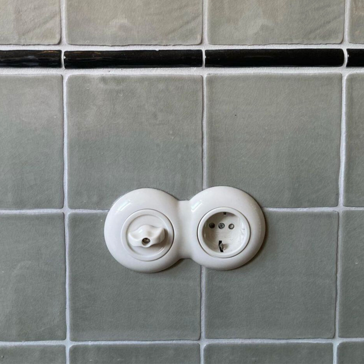 Porselein wit stopcontact wandcontactdoos inbouw penaarde
