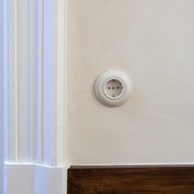 Porselein wit stopcontact wandcontactdoos inbouw