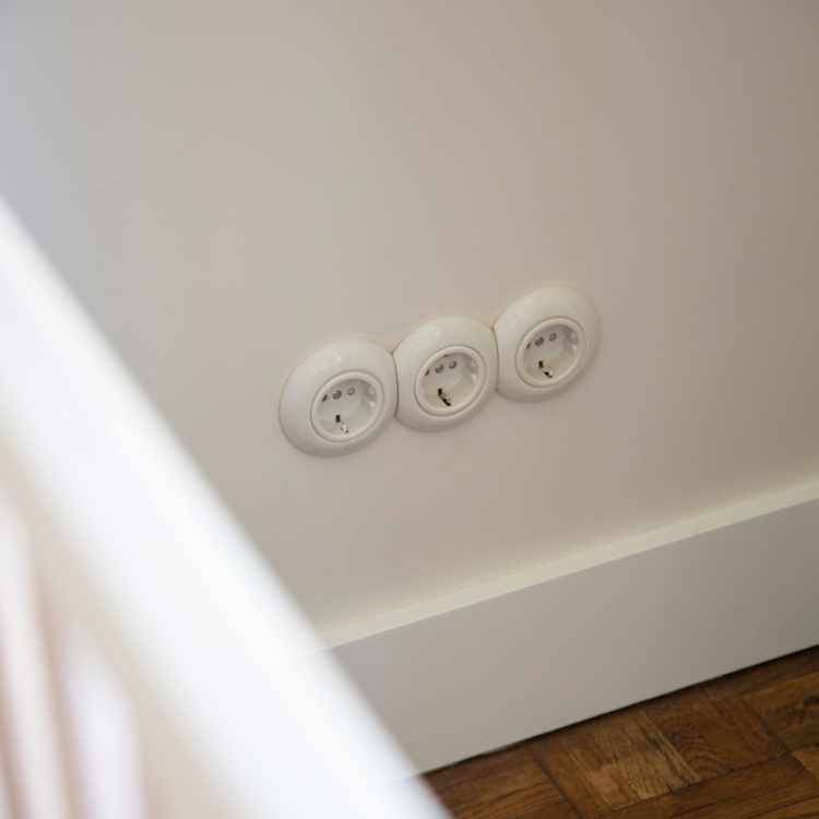 Porselein wit stopcontact wandcontactdoos inbouw penaarde