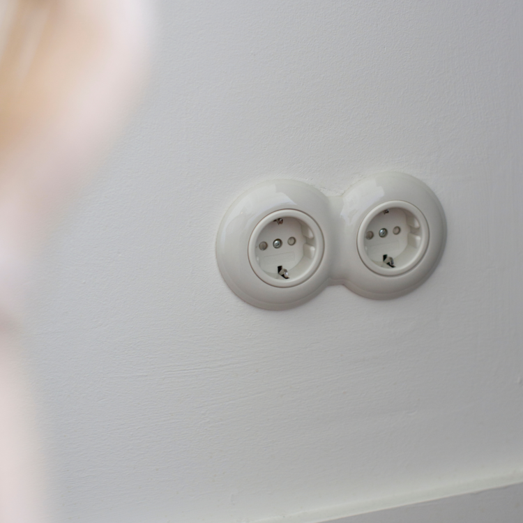 Porselein wit stopcontact wandcontactdoos inbouw penaarde