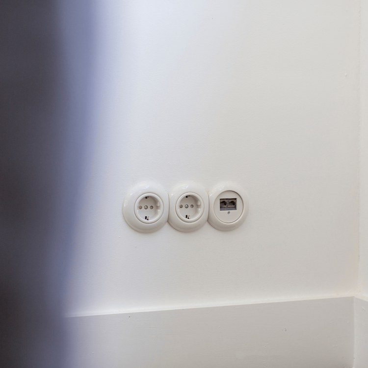 Voorbeeld wit porselein netwerkaansluiting inbouw binnenwerk