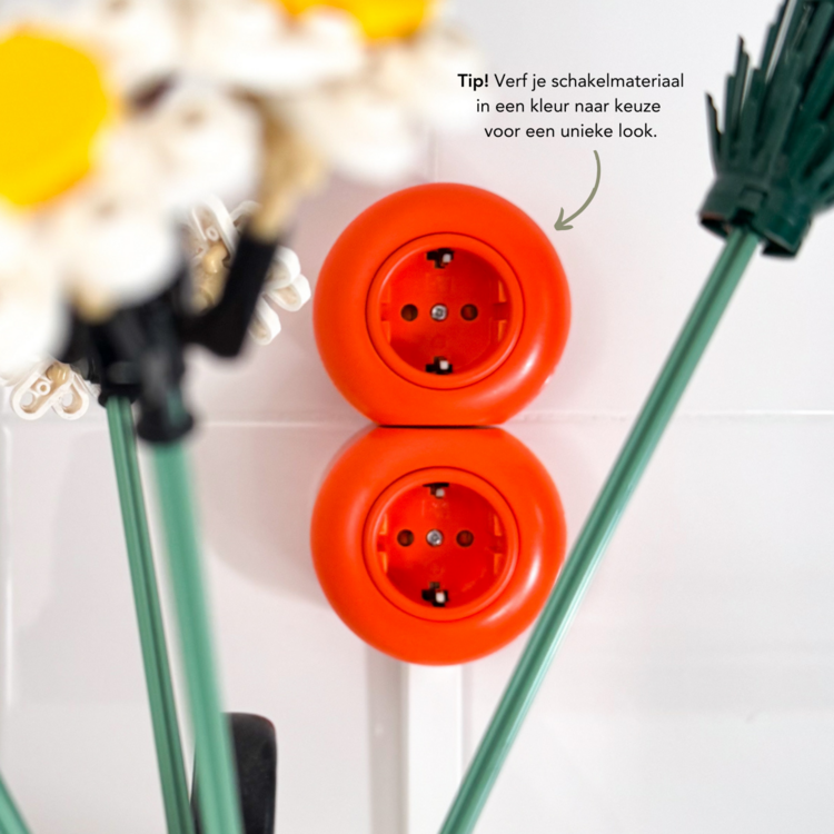 Tip! Spuit of verf je opbouw stopcontact mat zwart in een kleur naar keuze