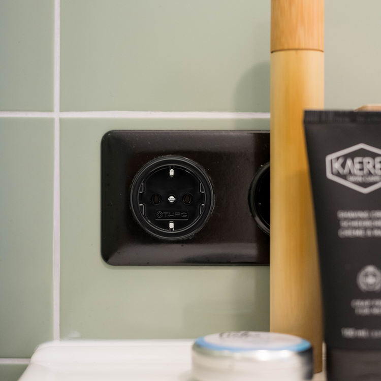 2-voudig stopcontact zwart bakeliet inbouw vierkant