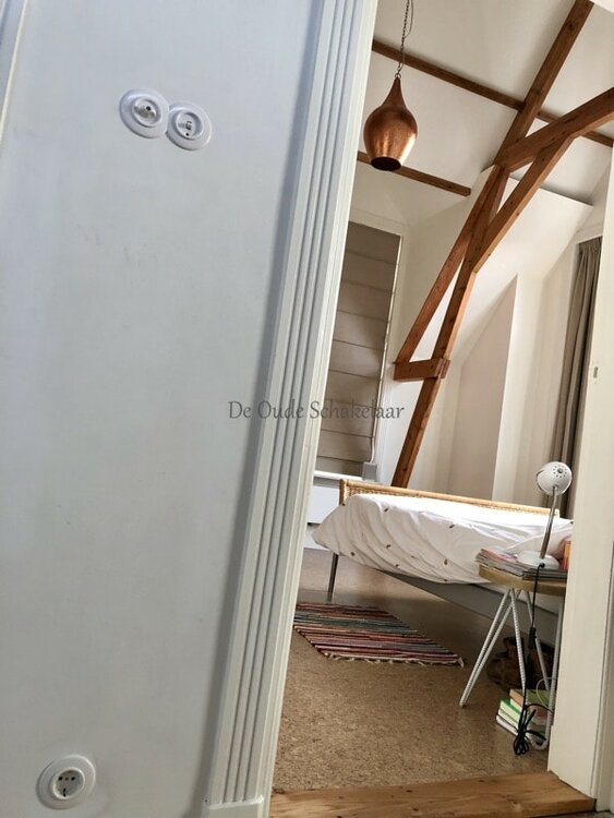 Wit bakeliet stopcontact in een Belgische woning uit de jaren 30