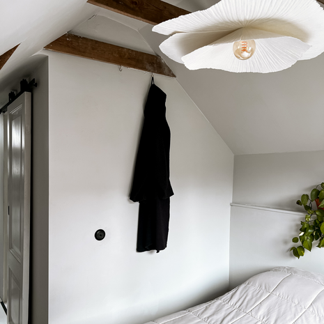 Rond mat zwarte dimmer in interieur slaapkamer