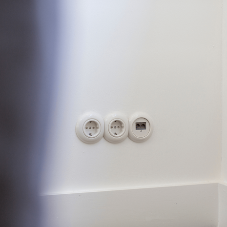 Voorbeeld wit porselein netwerkaansluiting inbouw binnenwerk