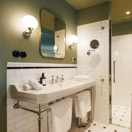 Zwart stopcontact penaarding Belgie Frankrijk | 1-voudig rond afdekraam | De Oude Schakelaar | Zwart schakelmateriaal