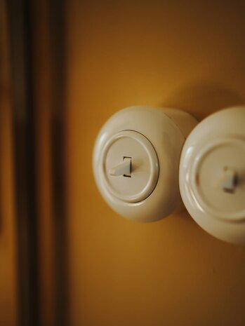 Witte opbouw schakelaar rond - de oude schakelaar