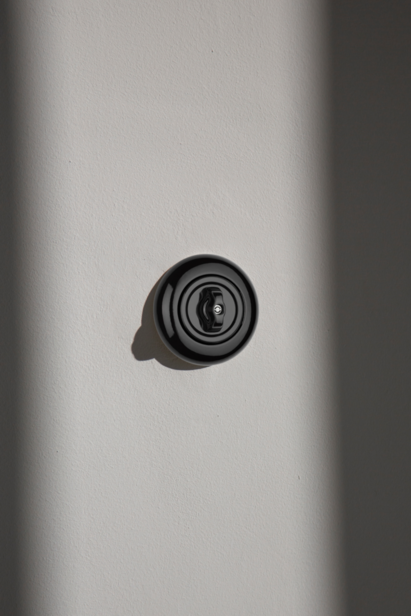 Porselein schakelmateriaal zwart