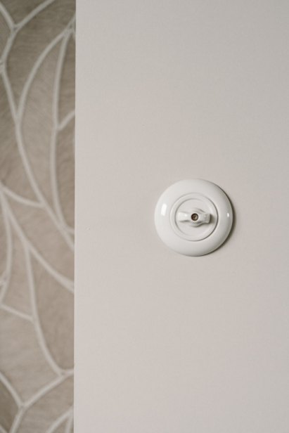 Porselein schakelmateriaal wit