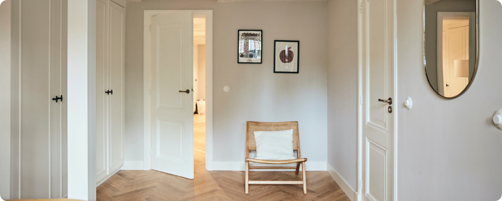 Witte bakeliet stopcontacten en schakelaars rond nostalgisch