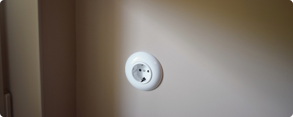 Wit rond kunststof stopcontact randaarde retro design