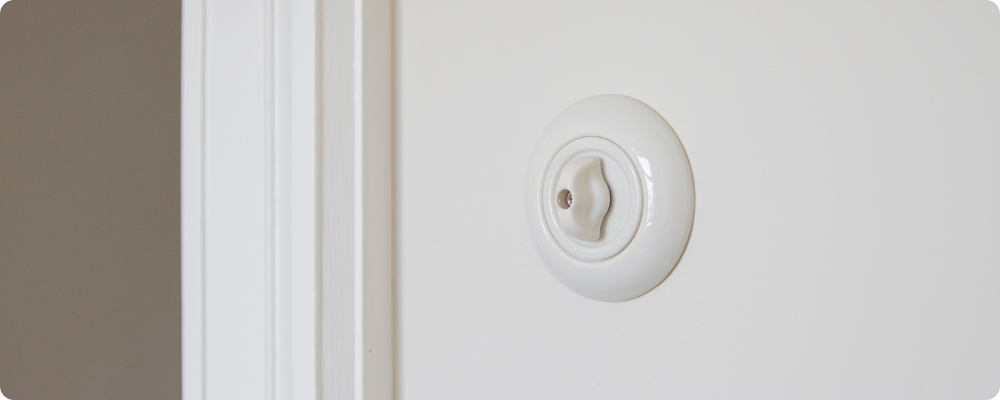 Witte ronde porselein inbouw draaischakelaar authentiek jaren 30