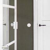 Schakelaar rond wit bij stalen deur en oude retro deur