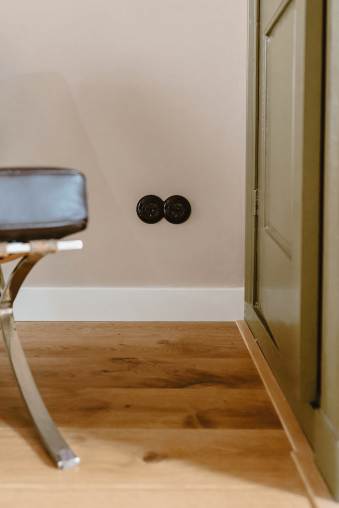 Zwart schakelmateriaal