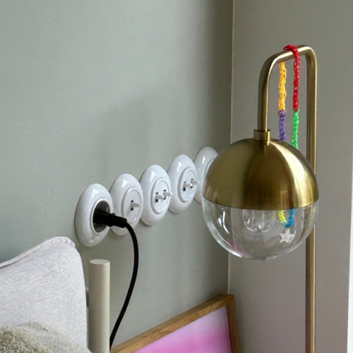 Witte ronde kunststof schakelaars en stopcontact nostalgisch