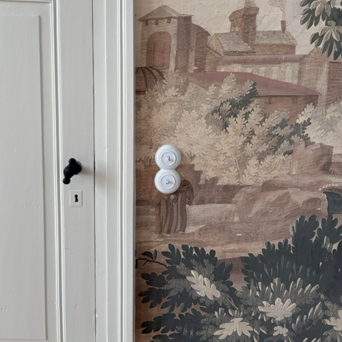 Dubbele witte schakelaar rond afdekraam inbouw kunststof retro stijl