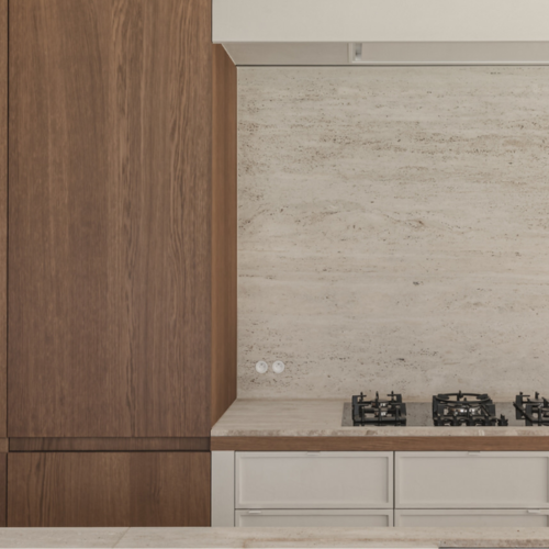 Minimalistische ronde witte stopcontacten in keukenwand