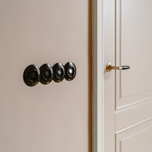 Viervoudige bakeliet schakelaars rond zwart inbouw jaren 30 look