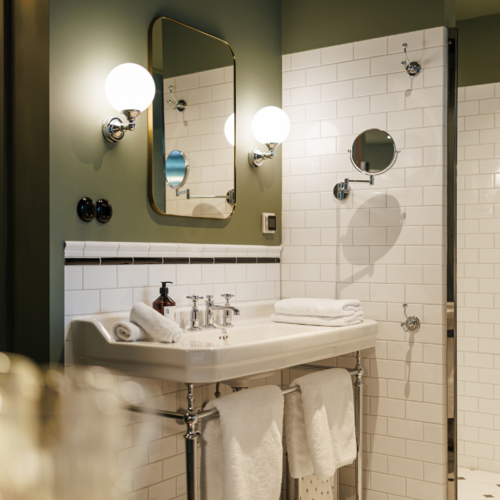 Dubbel glanzend zwart rond inbouw stopcontact kunststof retro