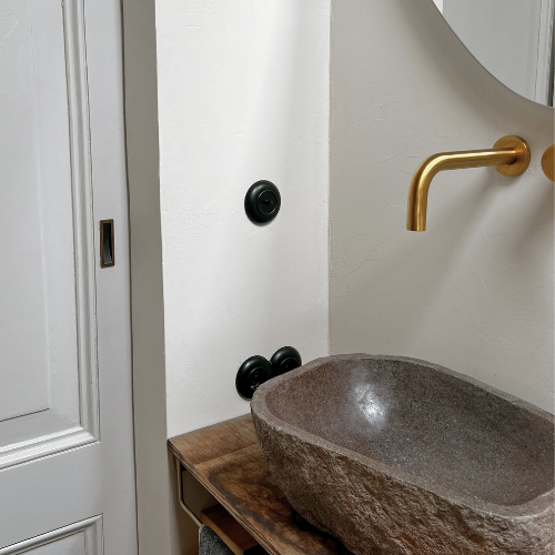 Dubbel stopcontact enkele schakelaar rond mat zwart kunststof