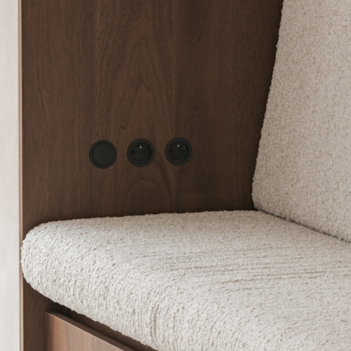 Zwarte ronde inbouw schakelaar en stopcontacten minimalistisch modern