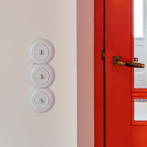 Dubbele witte schakelaar rond afdekraam inbouw kunststof retro stijl