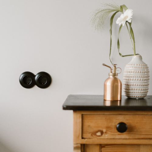 Dubbel inbouw stopcontact mat zwart ronde afdekramen