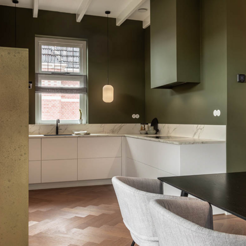 Wit bakelieten inbouw stopcontacten en schakelaars rond jaren 30