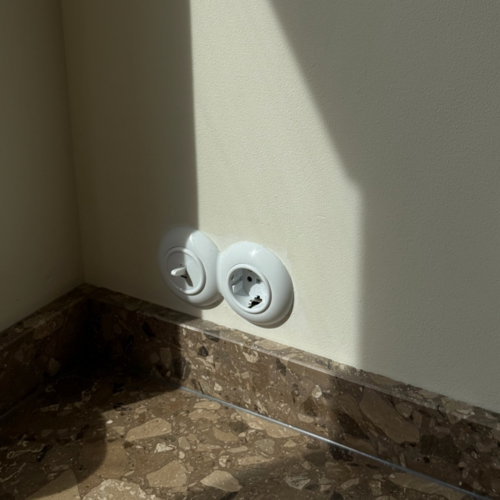 Ronde schakelaar en stopcontact kunststof wit retro look